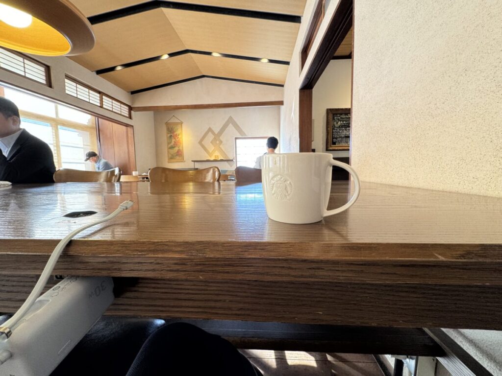 RLSスタバ弘前公園前店の電源席。テーブルの高さもちょうどよく超快適で一日中いられそうです。