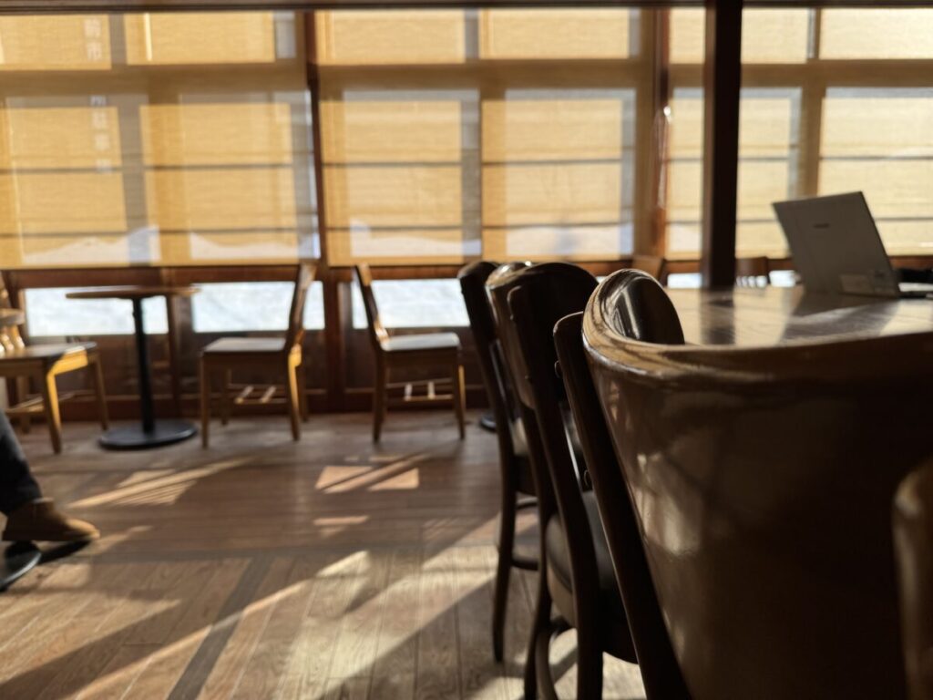 リージョナルランドマークストアのスターバックス弘前公園前店の午後は美しい。