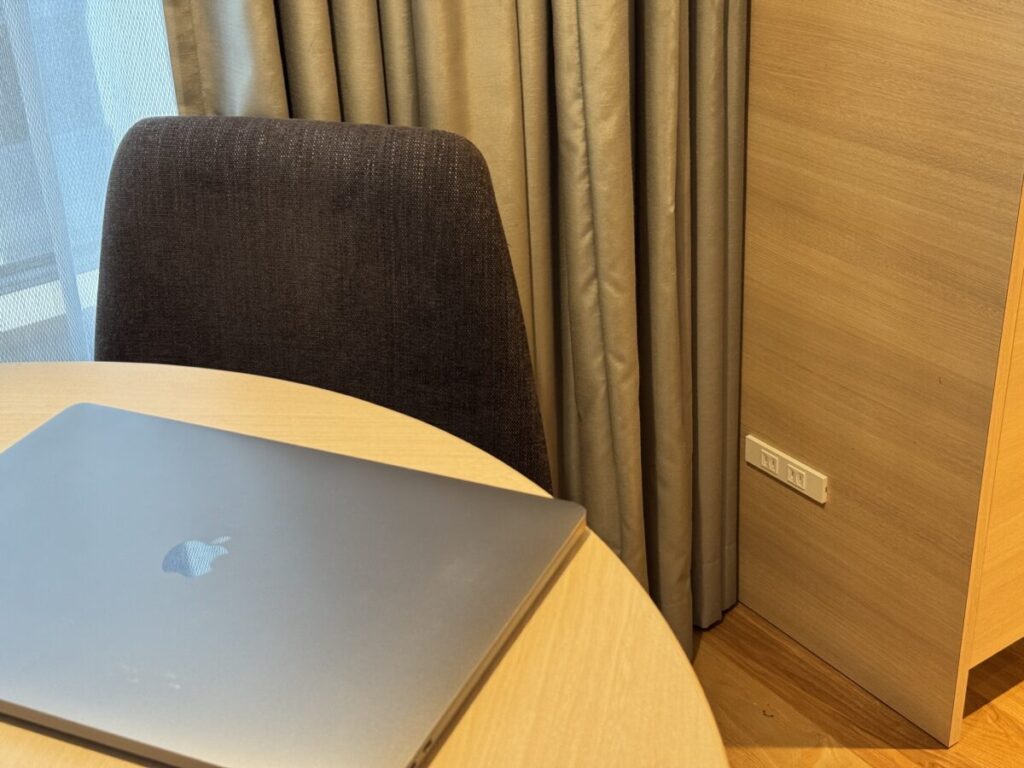 hyatthouse金沢のテーブルはもちろん電源が近く仕事やワーケーションに最適