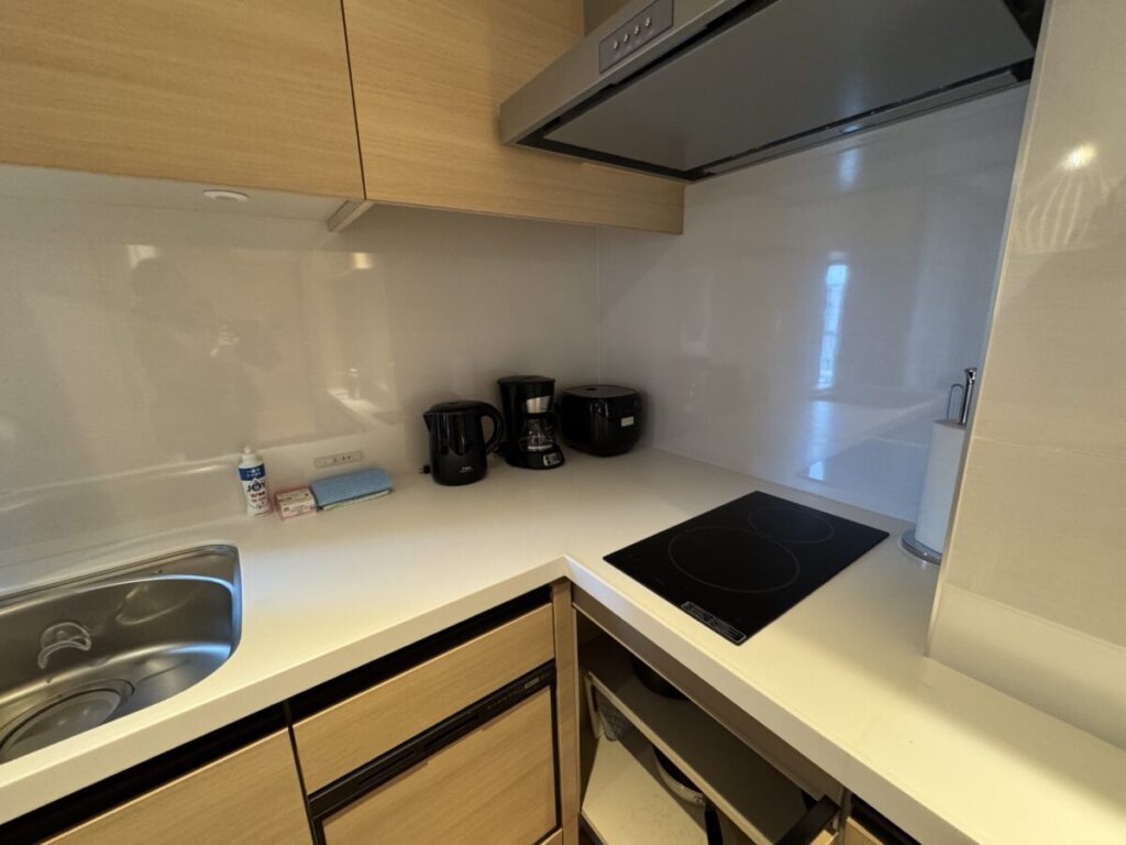 金沢ハイアットハウスのキッチン。鍋も皿ももちろん洗剤もスポンジも全部ついているので、買い足すものは何もありません。住めます