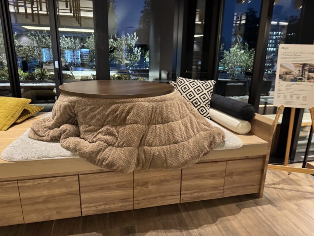 ハイアットハウス金沢3Fラウンジ。冬にはテラスに近い席はこたつ席に早変わり。夏もテラスに近いこの席は大人気