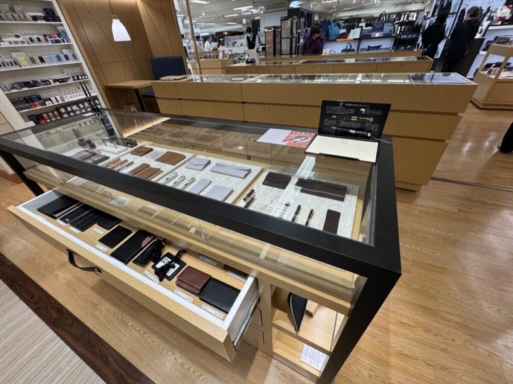 伊東屋新宿店の高級ペン売り場。相談カウンターもあって選びやすい