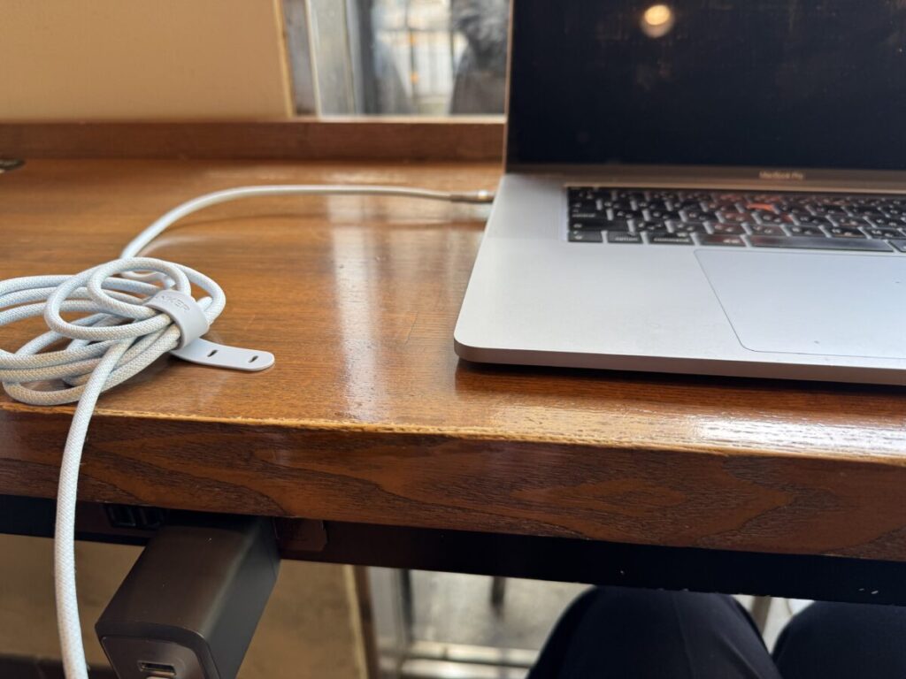 スターバックス松山いよてつ会館店の電源席は窓際