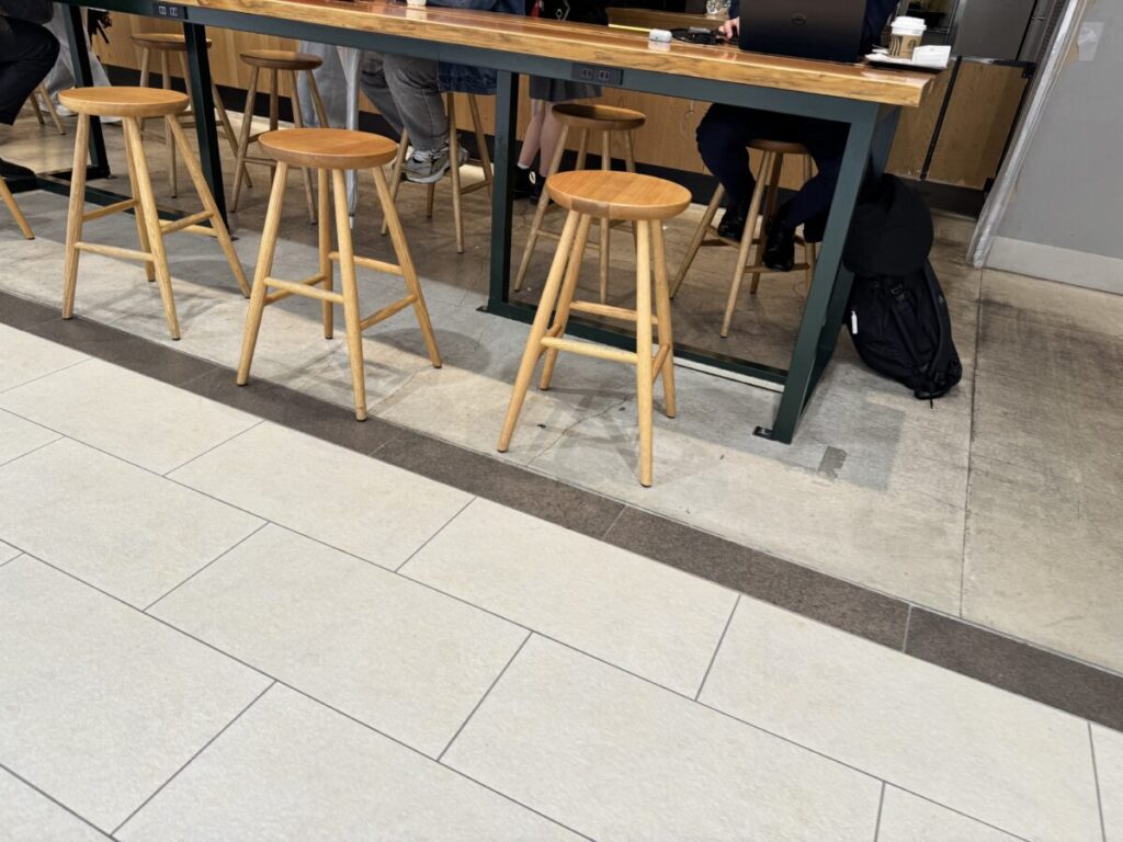 金沢駅rinto西口スターバックスは電源席は座れるものの長時間はつらい状態