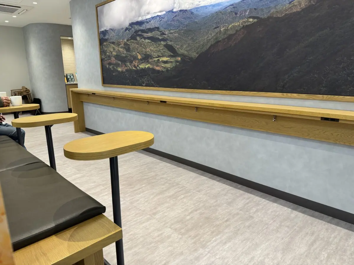 金沢駅スターバックスの電源席はスタンディング式