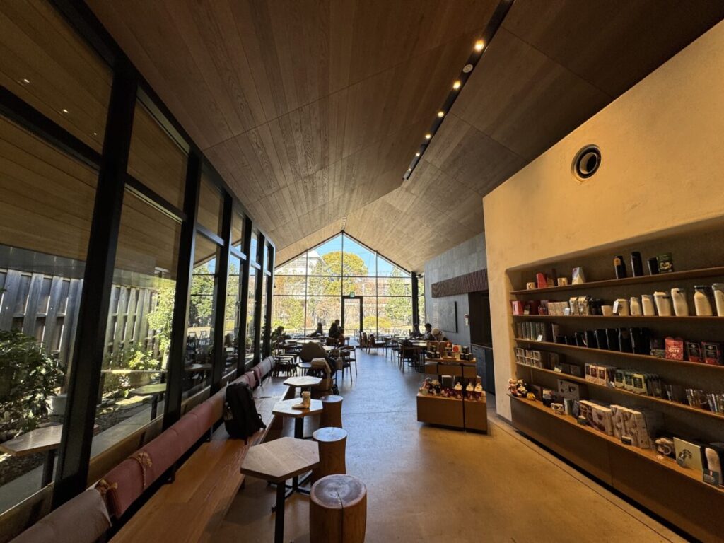 川越のリージョナルストアのスターバックス鐘つき通り店は長細く陰影が素敵