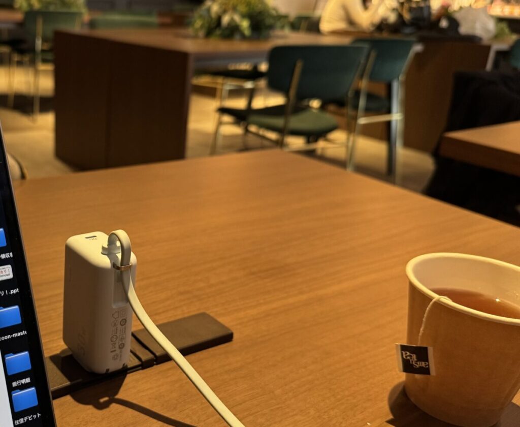 THE LIVELY HOTEL 大阪本町のロビー兼こわーきんスペースラウンジ .and workの様子 電源は完璧テーブルも広め