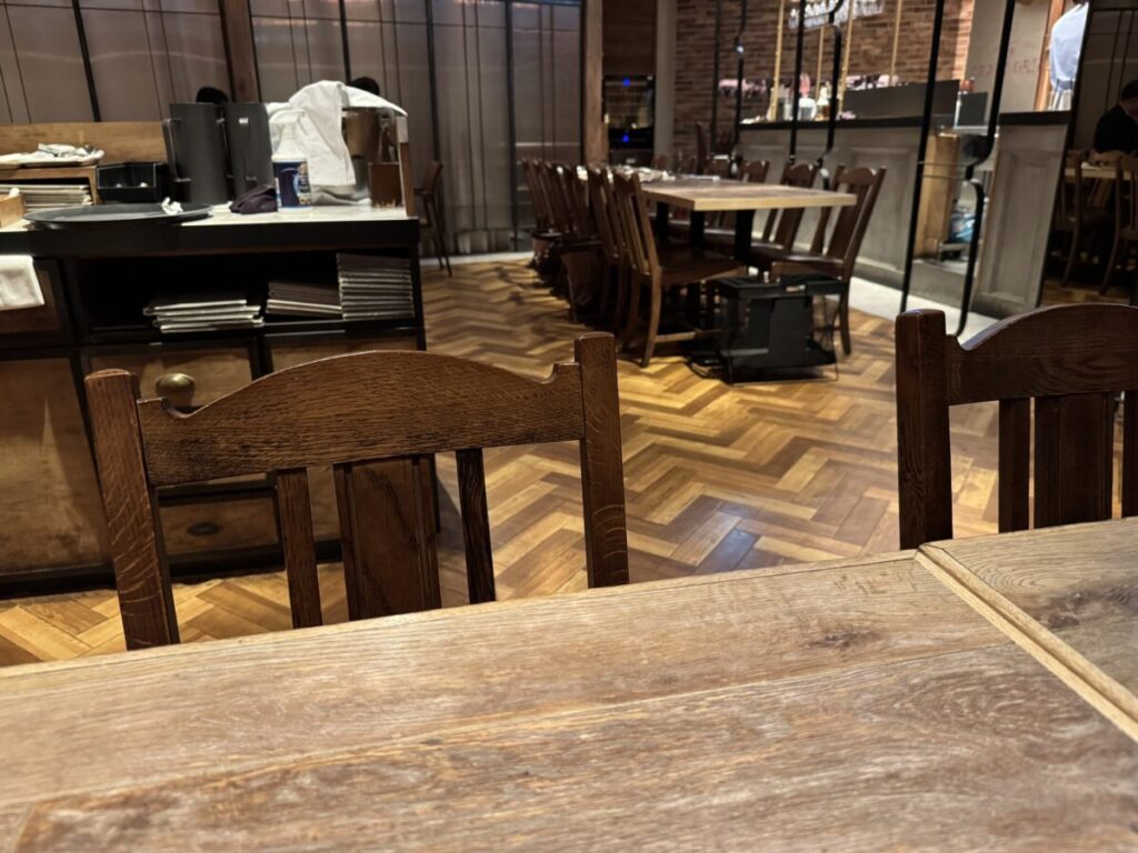 ひとりランチに必要なのは席間の広さと荷物置き