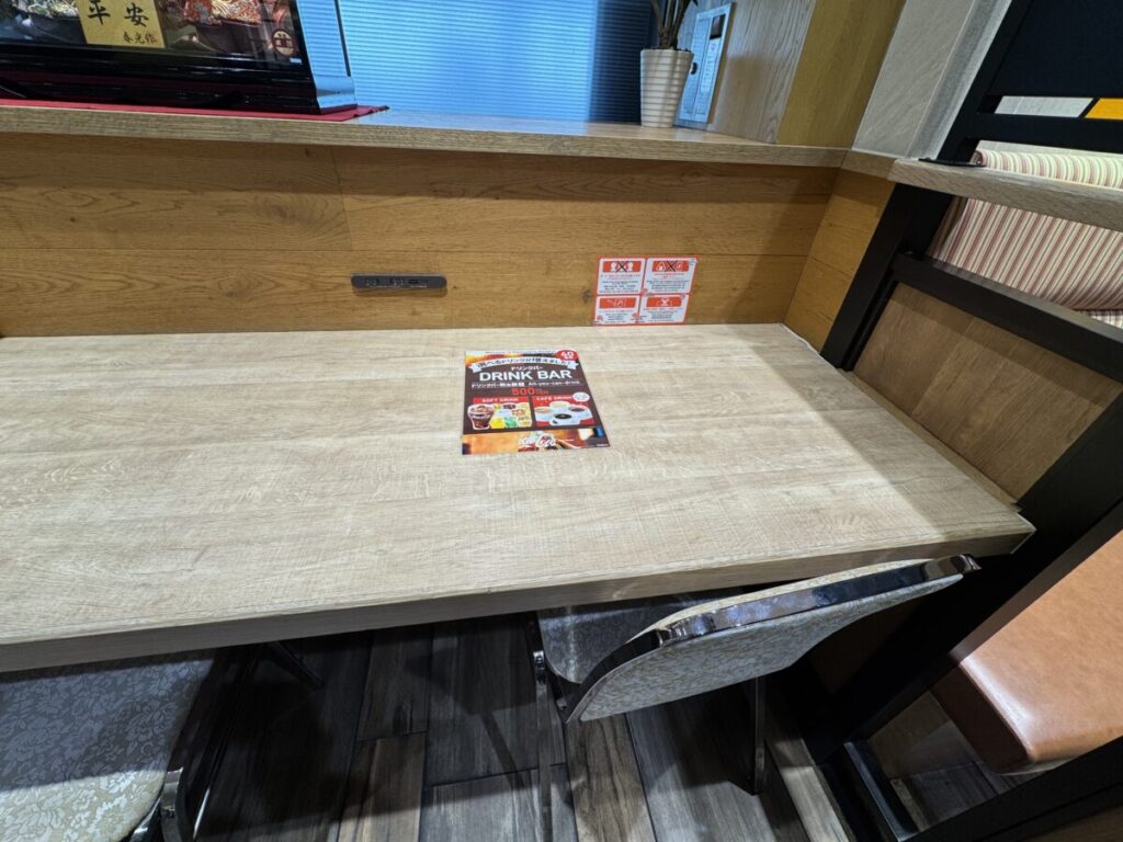 愛媛・松山空港の2階シェフキッチンの電源席