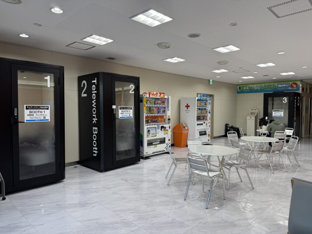 松山空港にあるweb会議用のブースは一番端。ジェットスターカウンター脇にある