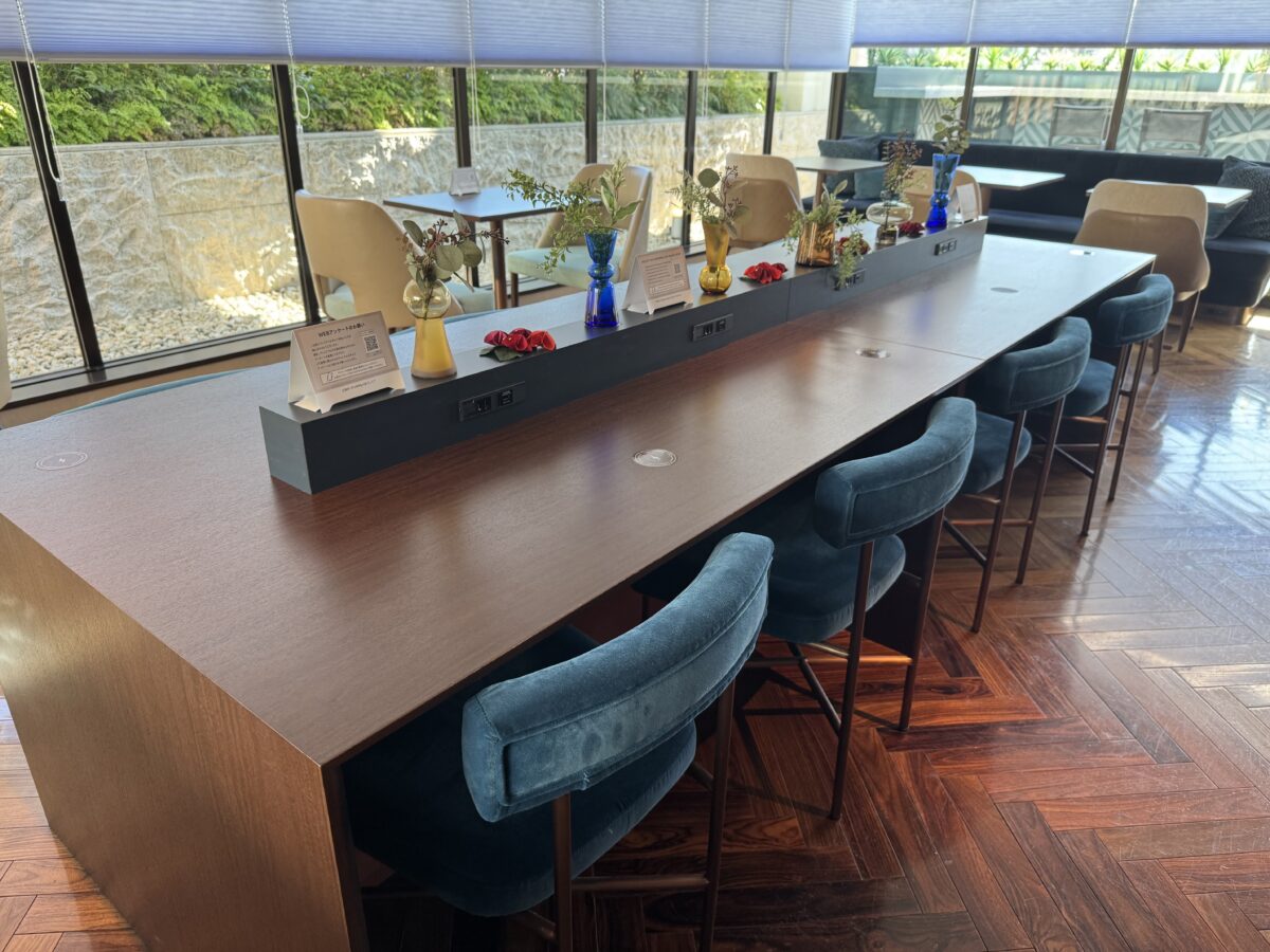 三井ガーデンホテル大阪プレミアのラウンジのデスクの電源席