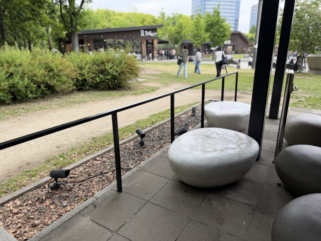 スターバックス大阪城公園森ノ宮店の外の席には面白い席がいっぱい