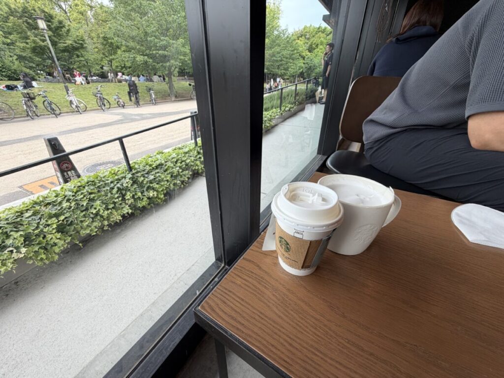 スタバ大阪城公園森ノ宮店は、公園の入り口にあり、ピクニックの拠点にぴったり