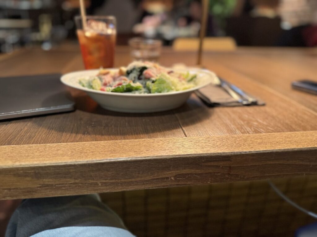 新宿電源ありのゆったり一人ランチはブルックリンパーラーのサラダで