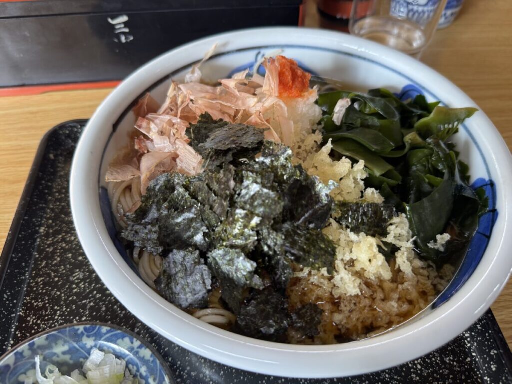 弘前のそばの名店　三忠食堂の分店の磯おろしそばは滋味深い味