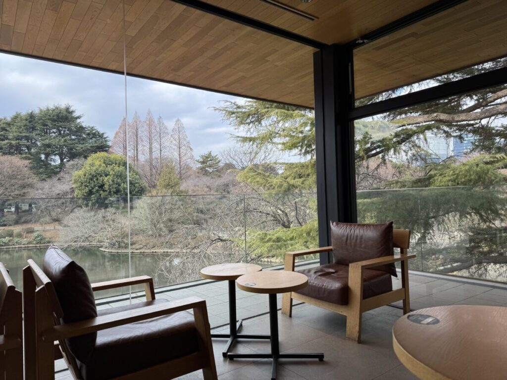 リージョナルストアである新宿御苑スターバックスの特等席は一番右奥