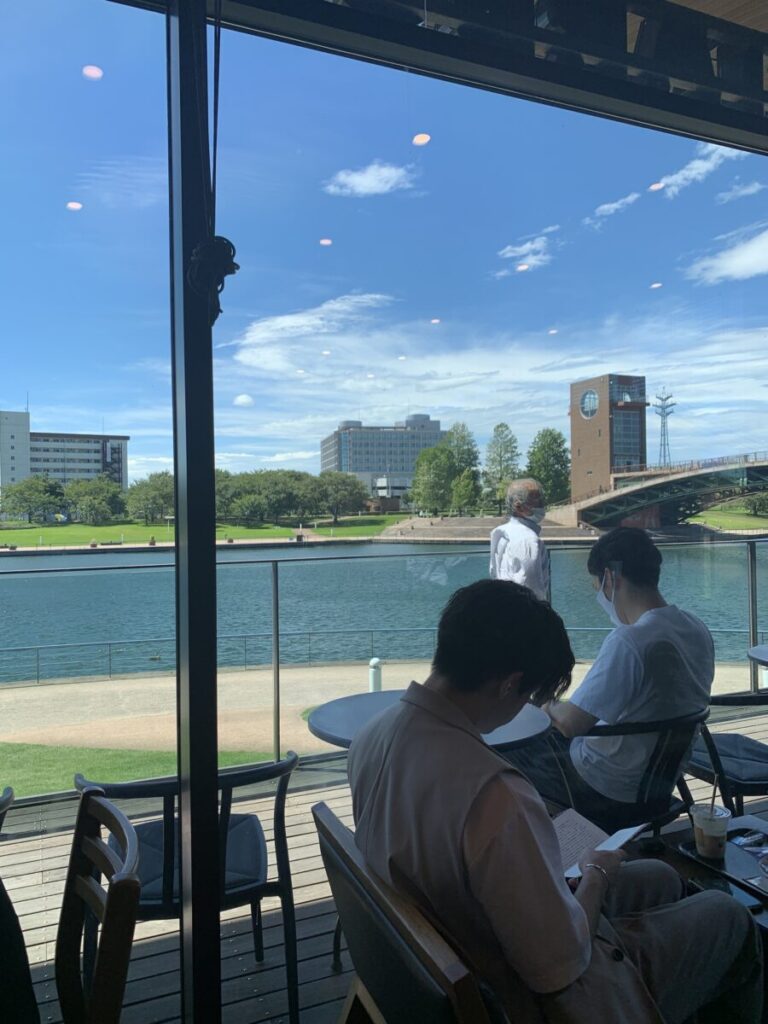 富山環水園の窓際は世界一美しいスターバックスの席