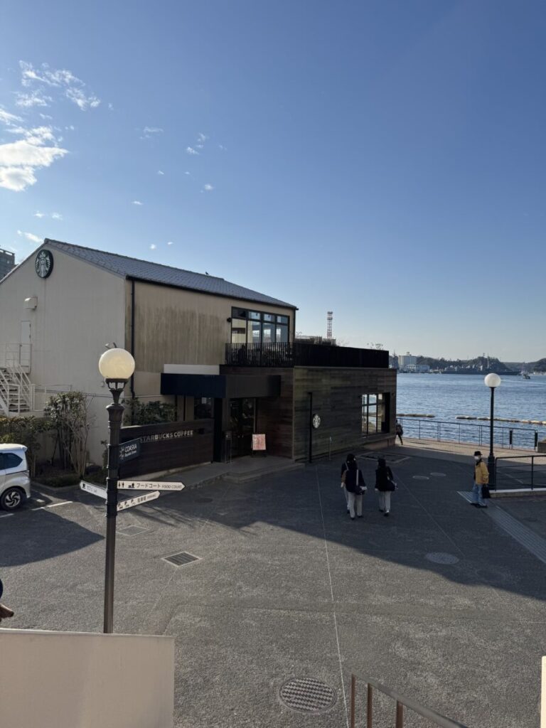 横須賀スターバックスは、海の目の前で、駅の目の前