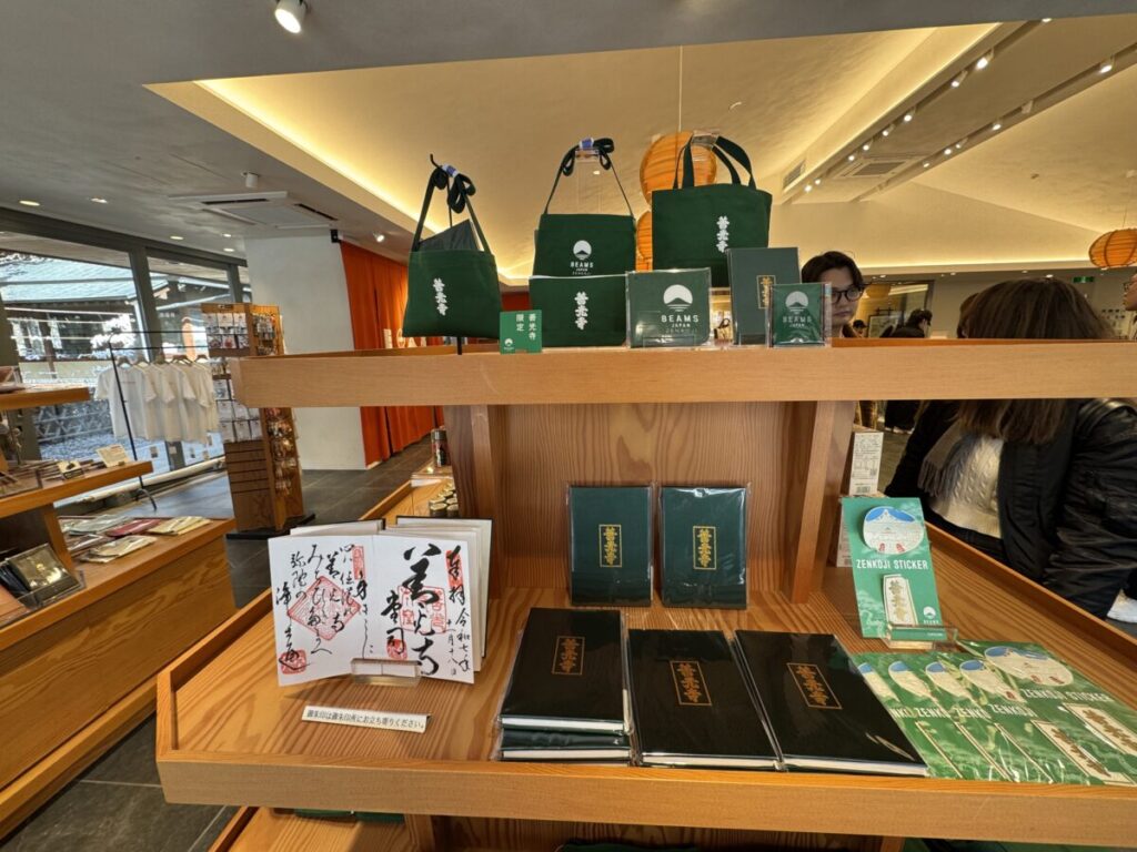 善光寺の本殿前のBeamsはオリジナルグッズがある。