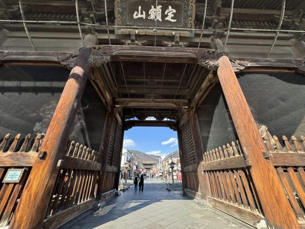 善光寺の山門をくぐると、スターバックスがある