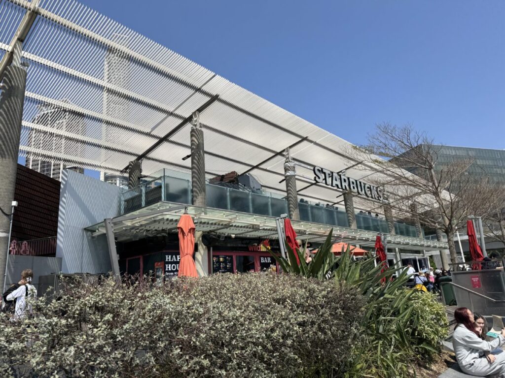 香港スターバックスの絶景店舗はavenue of starsはビクトリアハーバー目の前