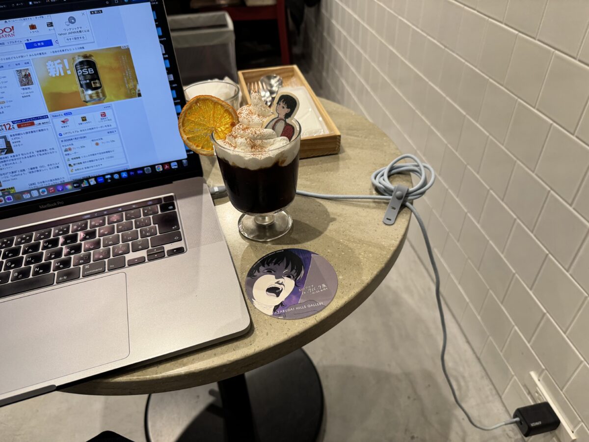 麻布台ヒルズギャラリーカフェのコンセントは、窓際に集中。