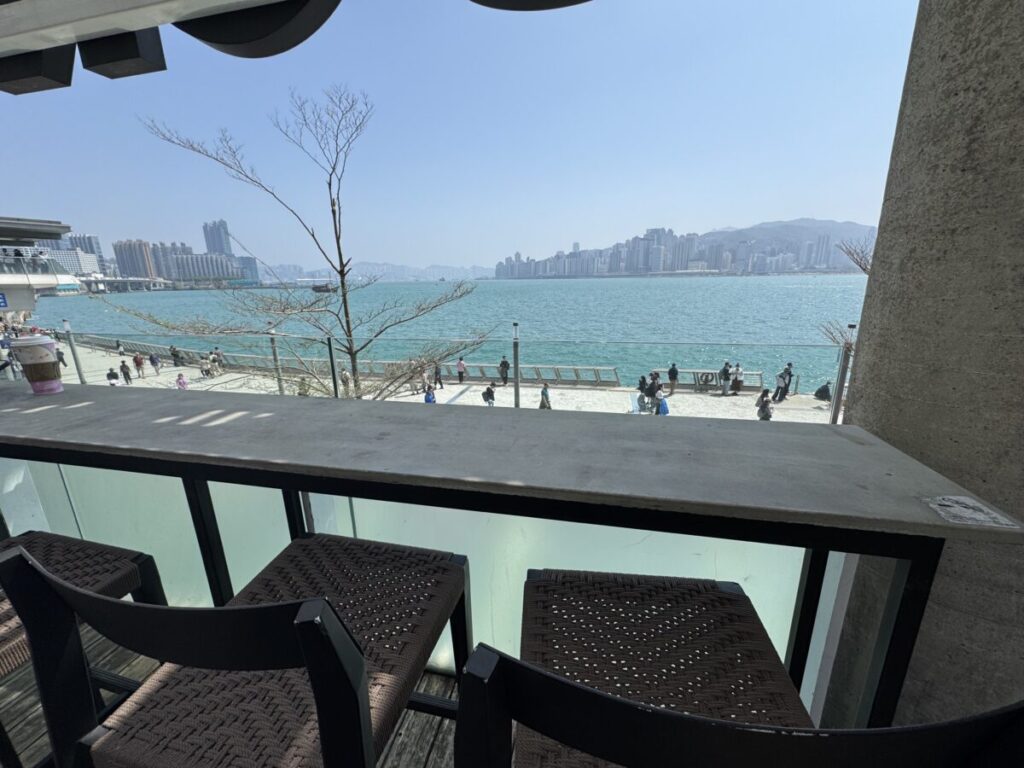 香港スターバックスNo.１の絶景avenue of starsのベストシートは海を眺められる