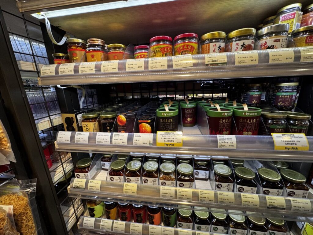 シティスーパーオリジナルのXO醬など調味料の棚