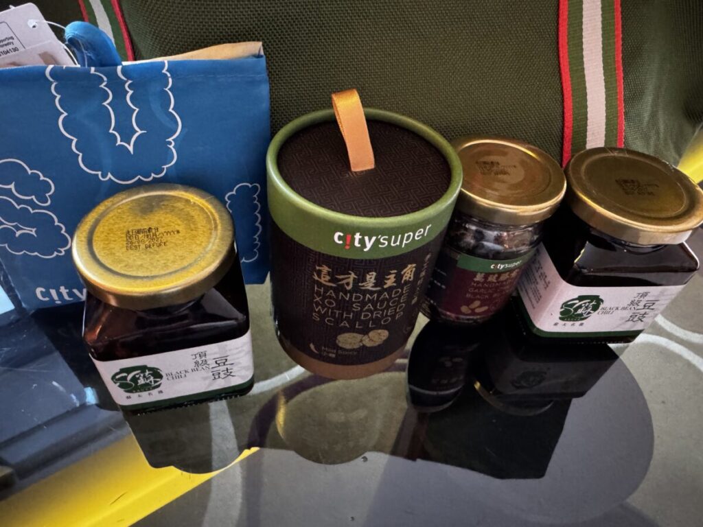 香港の土産city superの調味料とエコバッグ