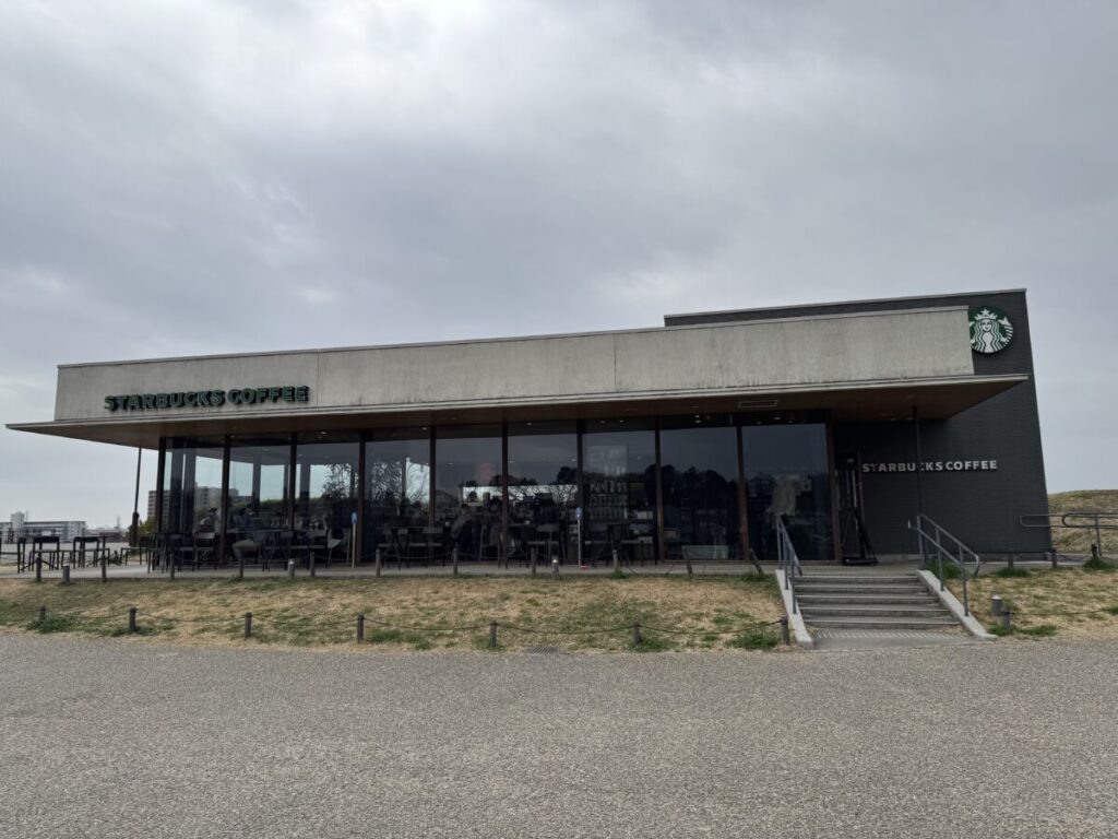 スタバ　リージョナルランドマークストアの二子玉川公園店の外観