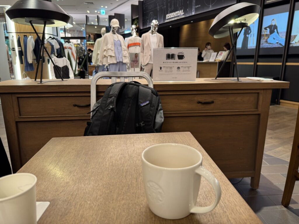 二子玉川つたや家電店のスターバックスのテーブル