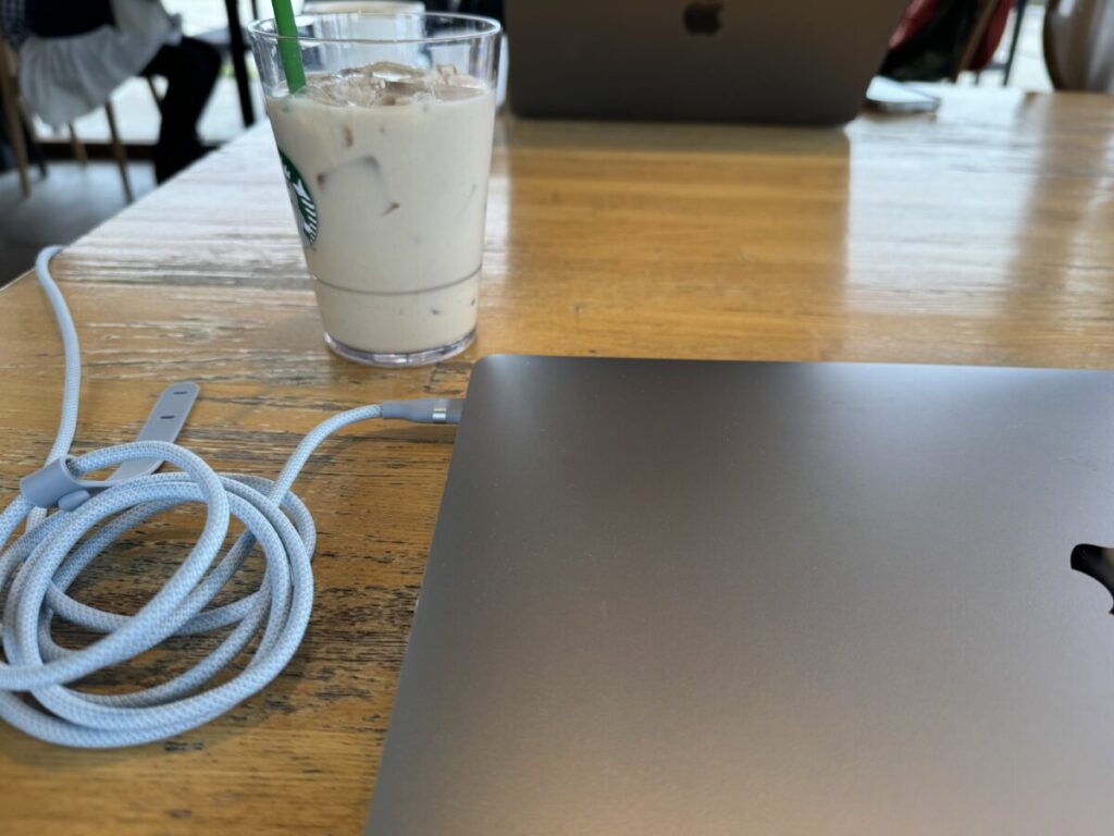 スターバックス二子玉川公園店の電源席はテーブル席の端