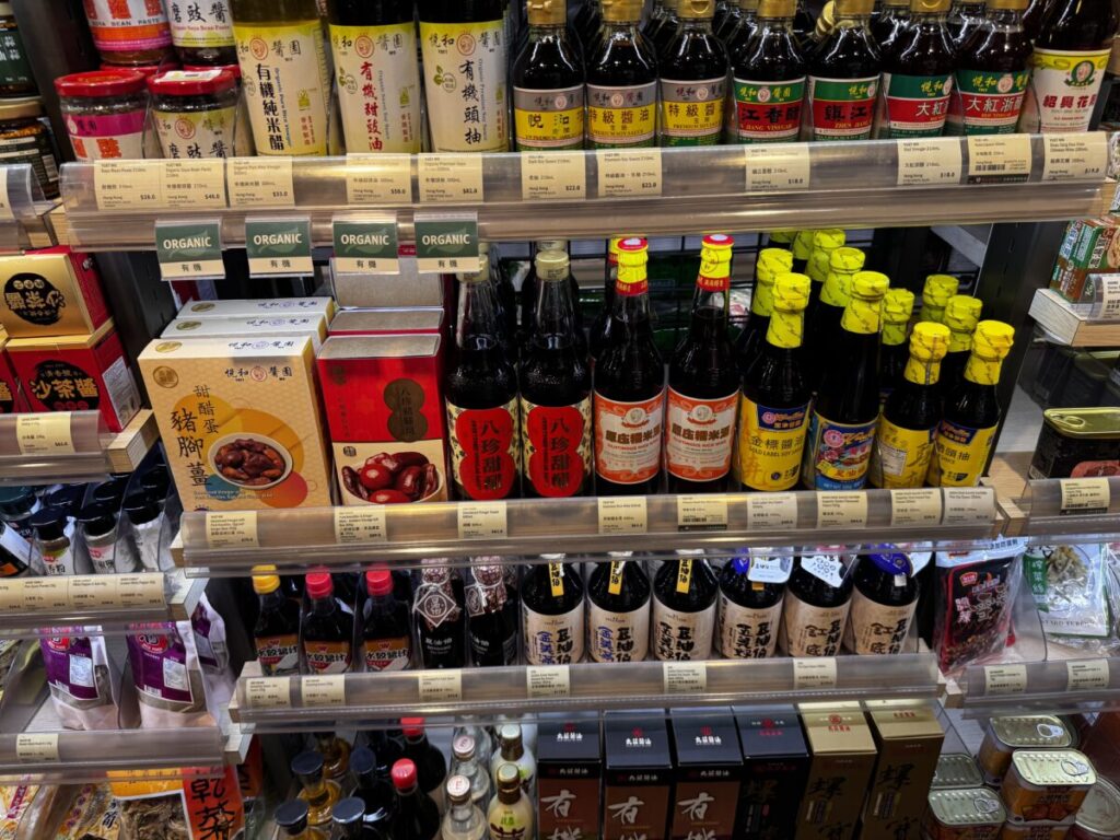 シティスーパー香港には、人気調味料メーカー八珍も置いてある。