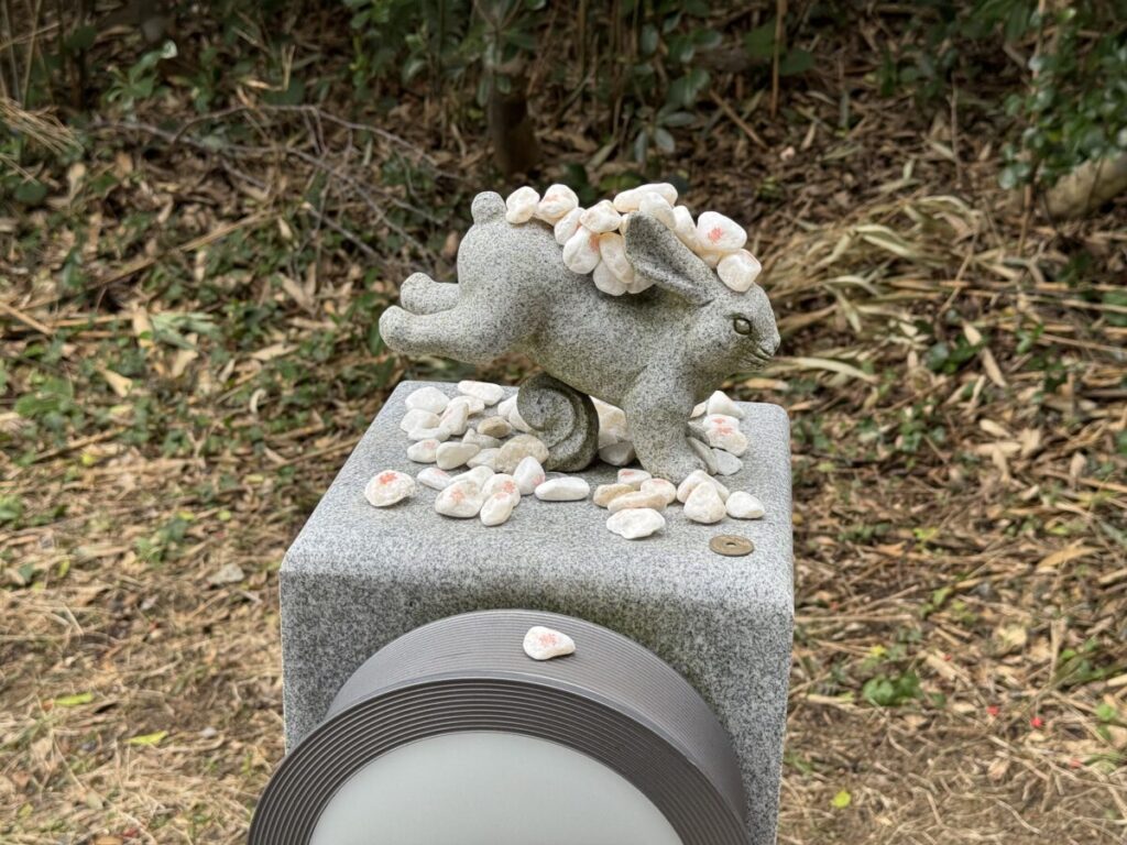 白兎神社の参道のウサギの像には結び石
