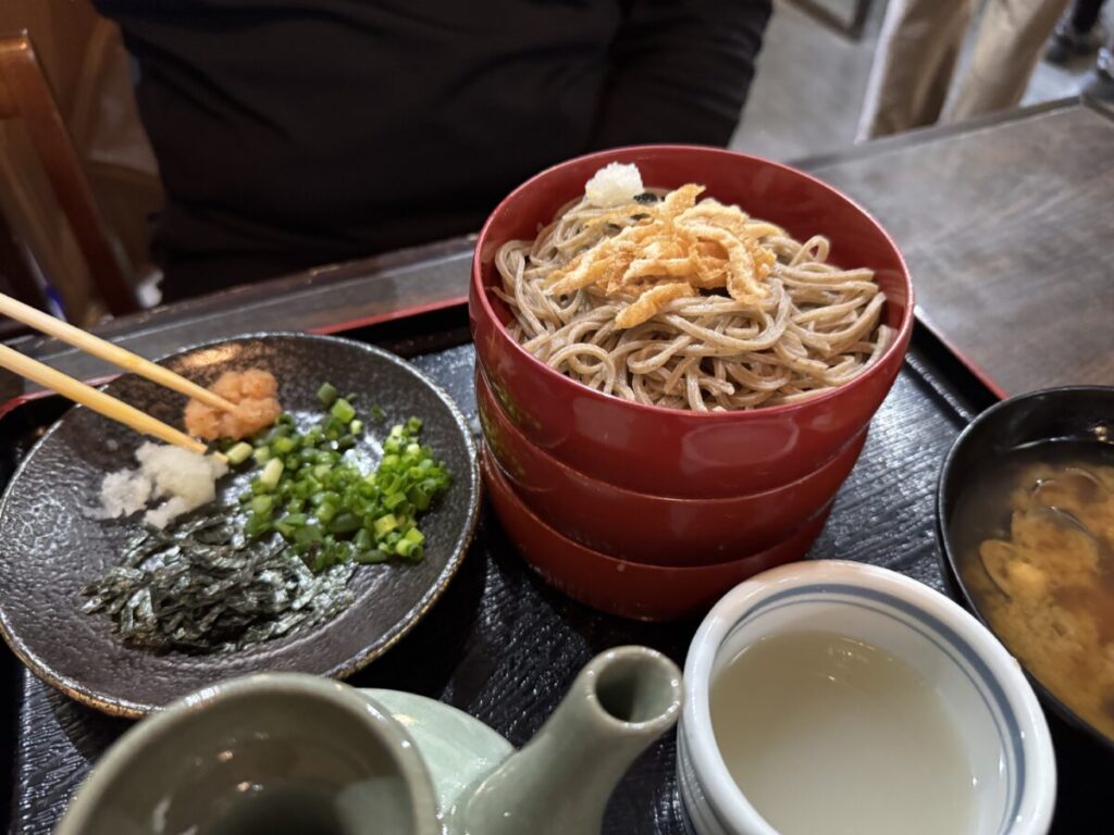 献上そば出雲そば羽屋の５段はトッピングがいろいろなので飽きない