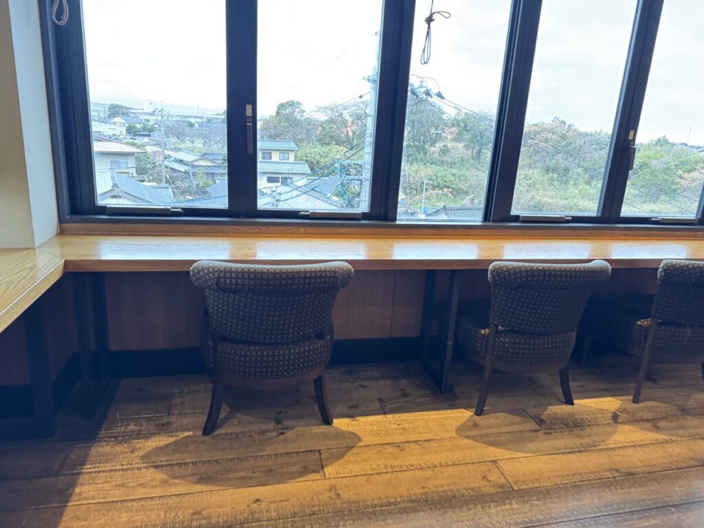 スターバックス出雲大社の街並み側のカウンター