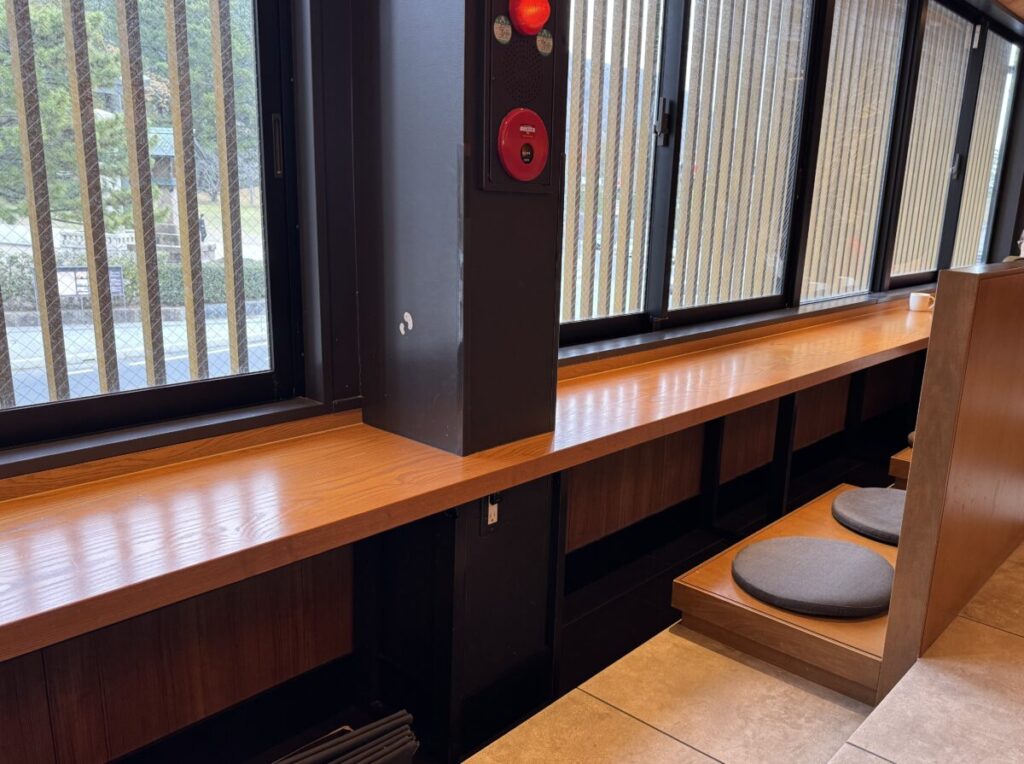 スターバックス鳥居側は、背もたれの高い席