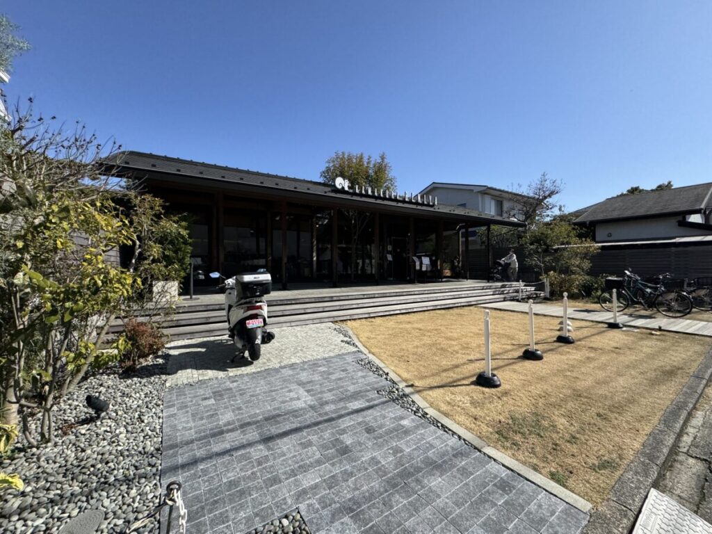 鎌倉紅谷小町横道店の店舗。朝はクルミっ子切り落としの整理券をゲットする列がある。