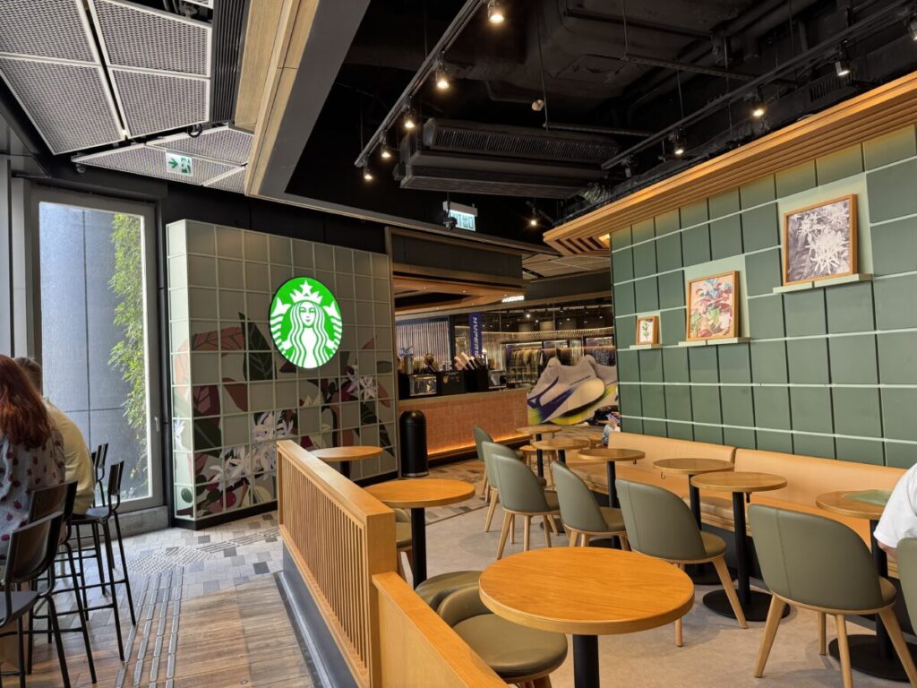 the forest モンコックスターバックスの内装