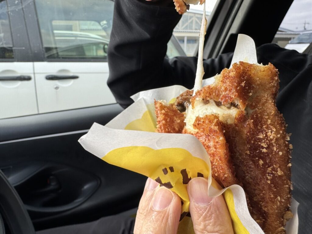鳥取県・道の駅ほうじょうの人気商品のカレーパンは長芋ねばりっこがチーズと一緒に入っててのびる