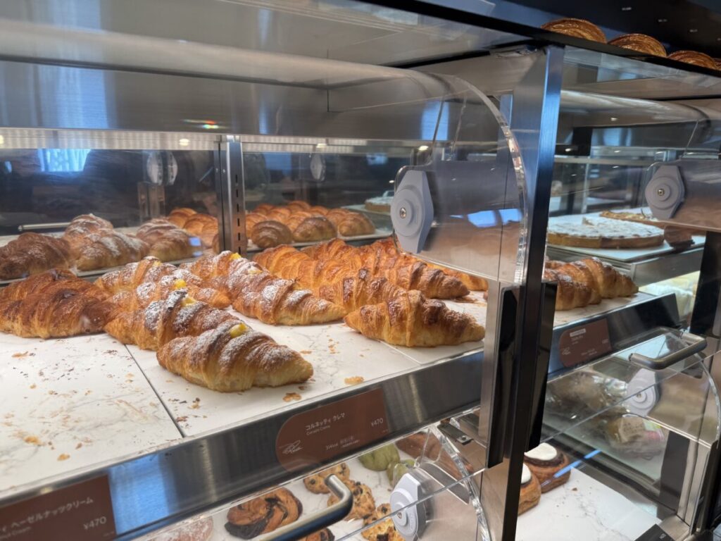 スターバックスリザーブ店の中でも特別なプリンチは焼きたてのクロワッサンが味わえる。コーヒーにつけて食べるのがその食べ方