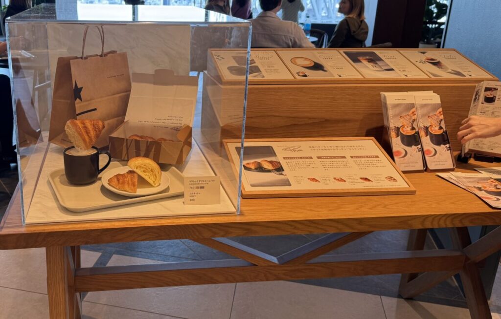 スターバックス　プリンチ店のスタイルはクロワッサンをコーヒーにディップする