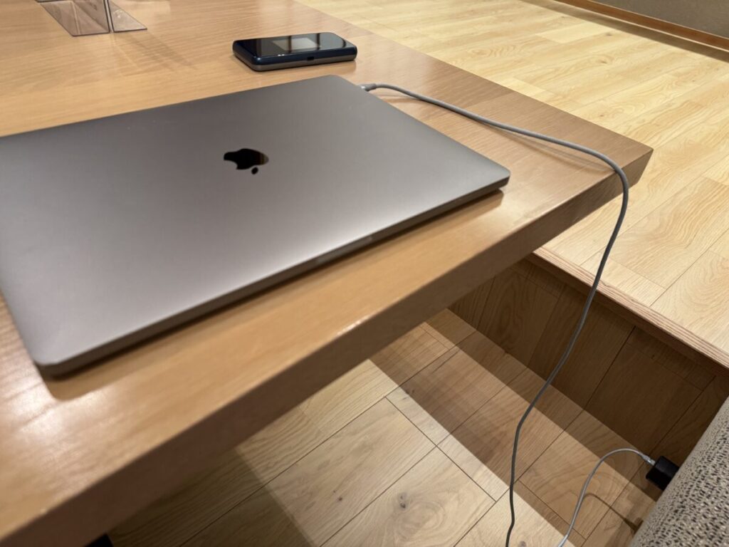 ワーケーションにも使える、仕事できるテーブルがある楽天stay出雲