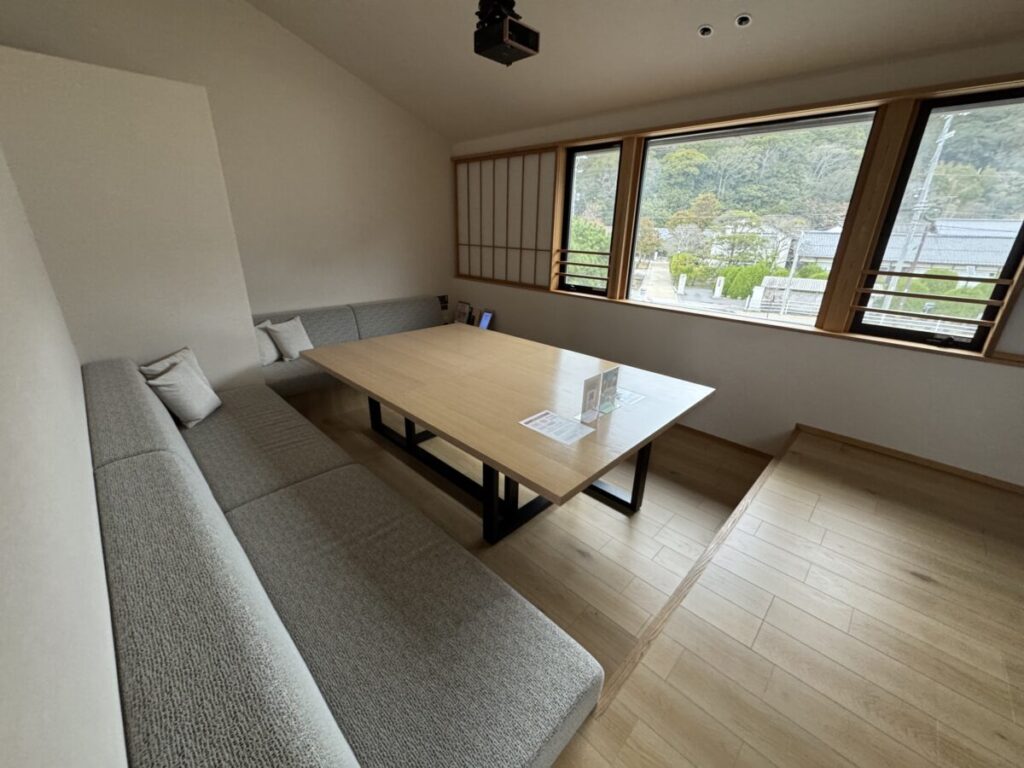 楽天stay出雲の広いリビングは映画パーティーができる