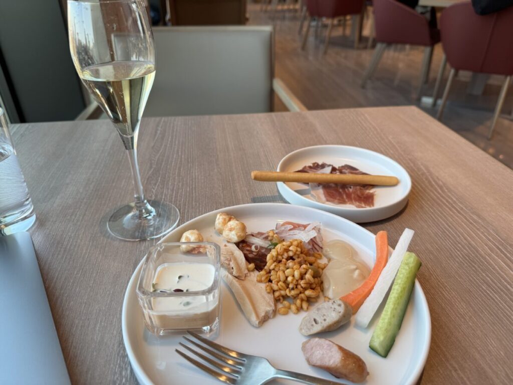 the royal park hotel iconic のエグゼクティブラウンジのカクテルテイムは生ハムの切り出しが人気