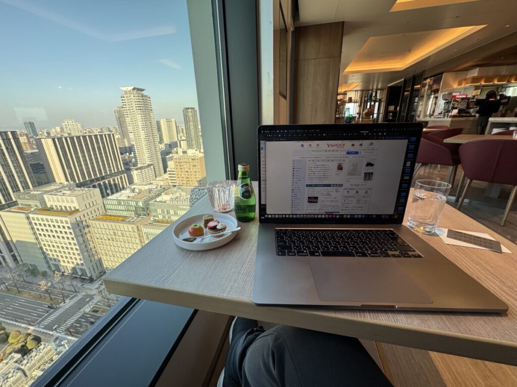 ロイヤルパークアイコニックホテル大阪御堂筋のラウンジの電源席は最高の眺め