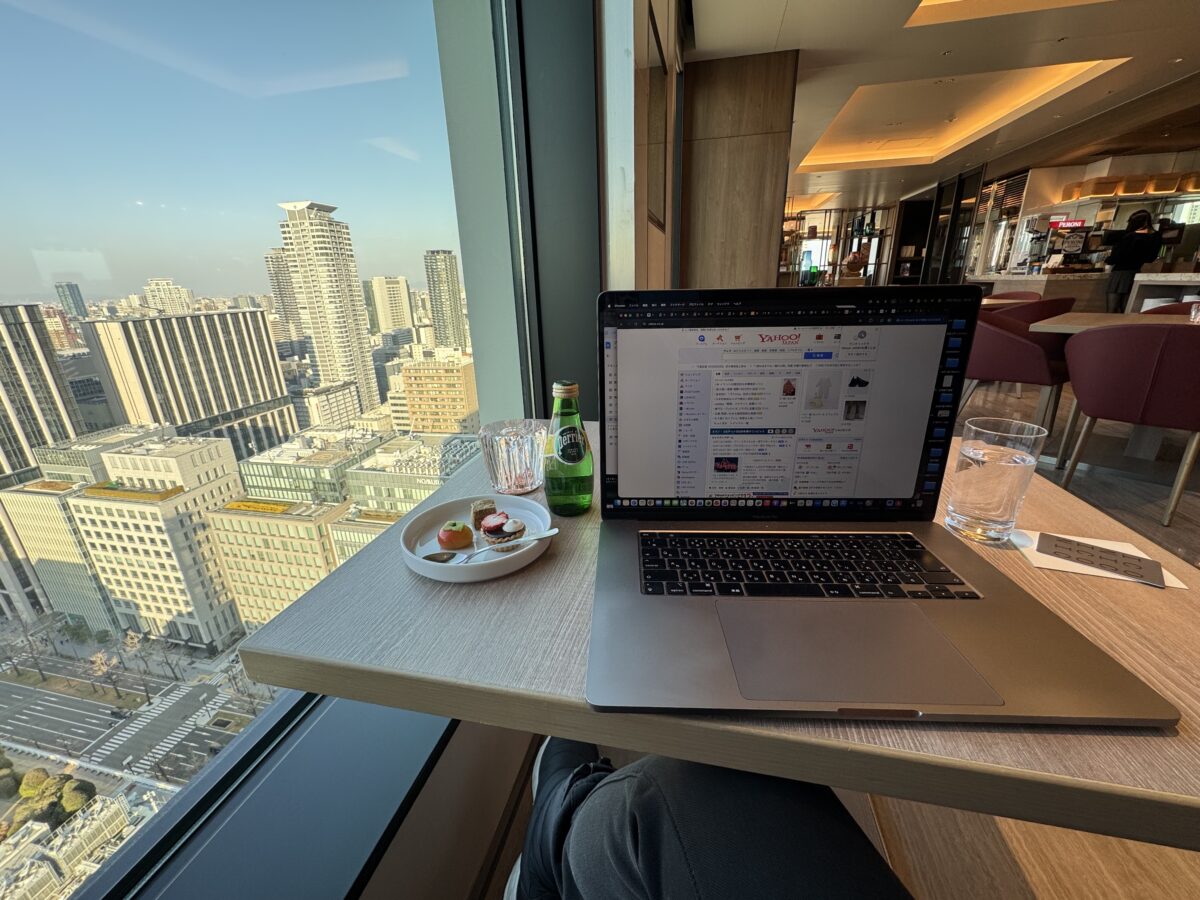 ロイヤルパークアイコニックホテル大阪御堂筋のラウンジの電源席は最高の眺め