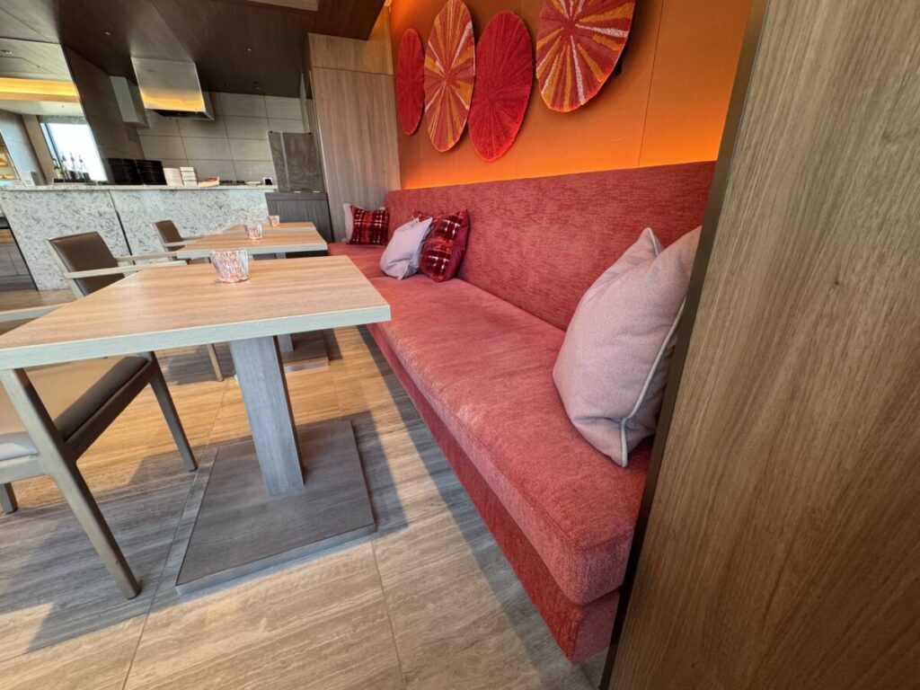 ロイヤルパークアイコニックホテル大阪御堂筋のエグゼクティブラウンジのソファ席。