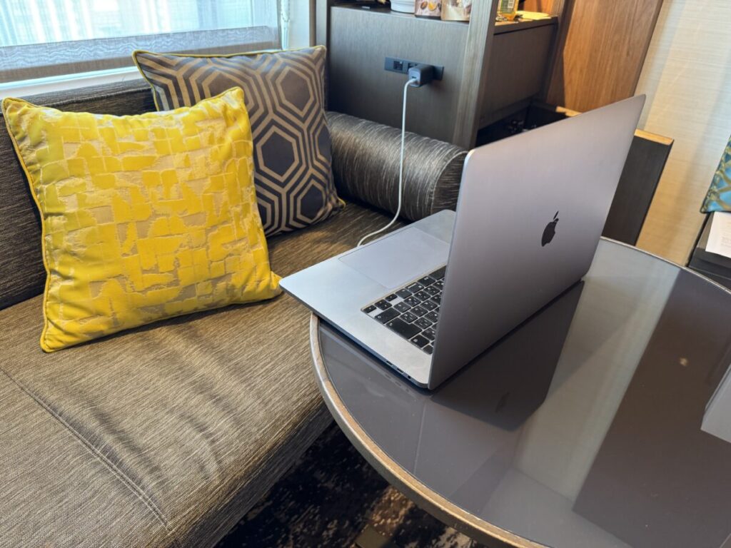 the royal park iconic hotel 大阪御堂筋のエグゼクティブフロアの客室デスクで仕事をする様子