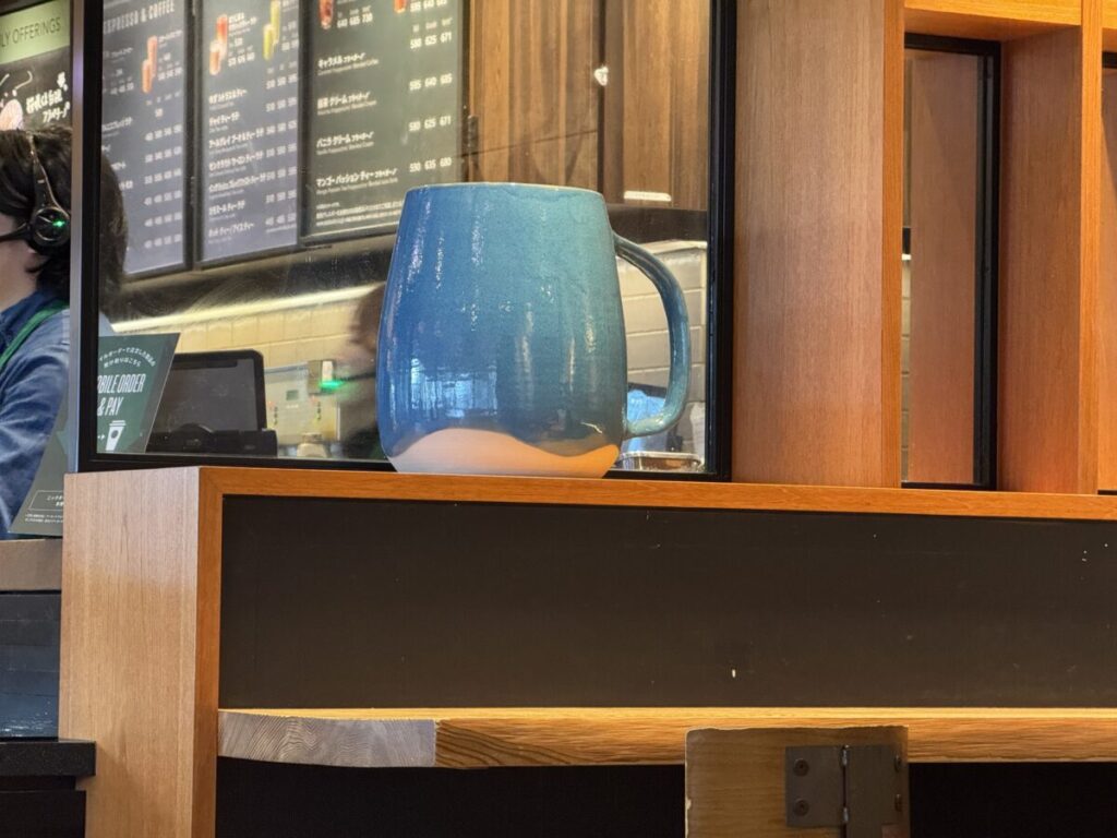鳥取に地元メイド　スターバックスのaroma mug sakyuの大きいバージョンがカウンターにある